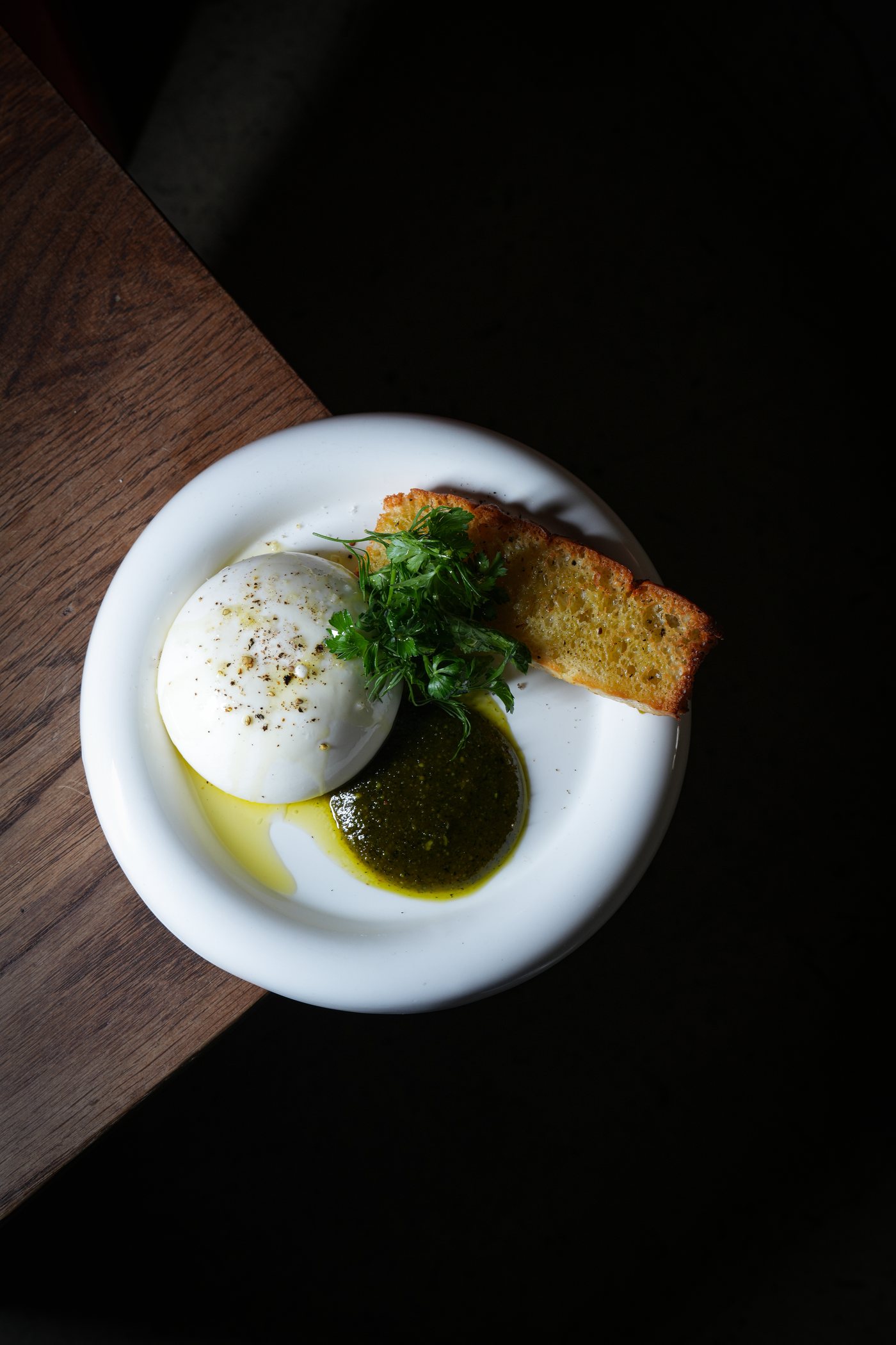 Burrata crémeuse des Pouilles, pesto, focaccia
