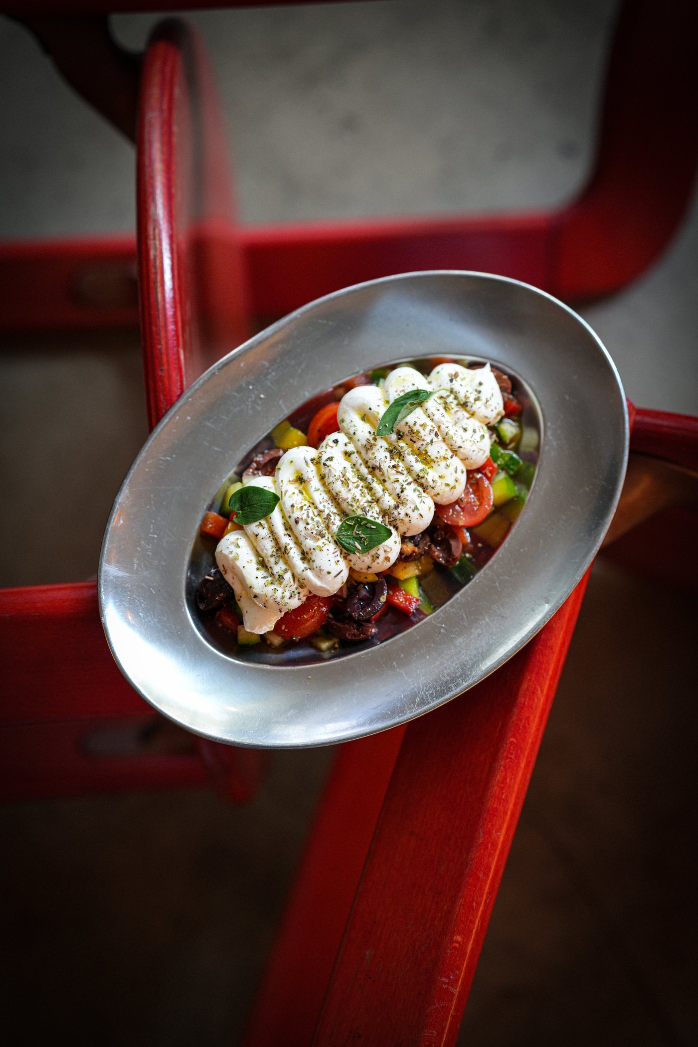 Salade grecque, mousse de féta, olives Kalamata